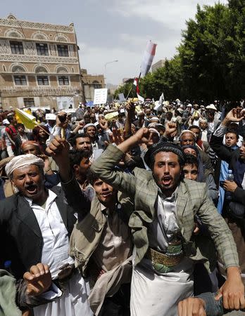 Supporters of the Shi'ite Houthi movement shout slogans during an anti-government demonstration in Sanaa September 3, 2014. REUTERS/Khaled Abdullah