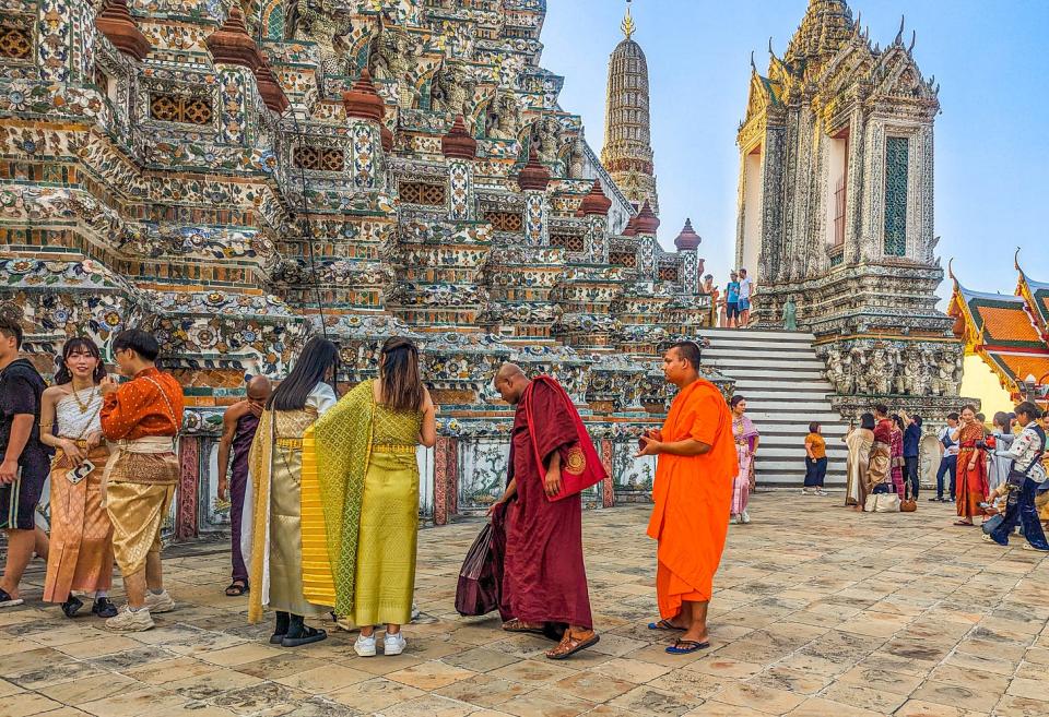 Monks Arun Wat Temple