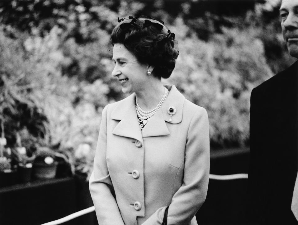 The Queen on a tour of the Chelsea Flower Show in 1973. (Getty Images)