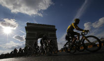 <p>Britain’s Chris Froome, wearing the overall leader’s yellow jersey, and the pack pass the Arc de Triomphe during the twenty-first stage of the Tour de France cycling race over 113 kilometers (70.2 miles) with start in Chantilly and finish in Paris, France, July 24, 2016. (Photo: Christophe Ena/AP)</p>