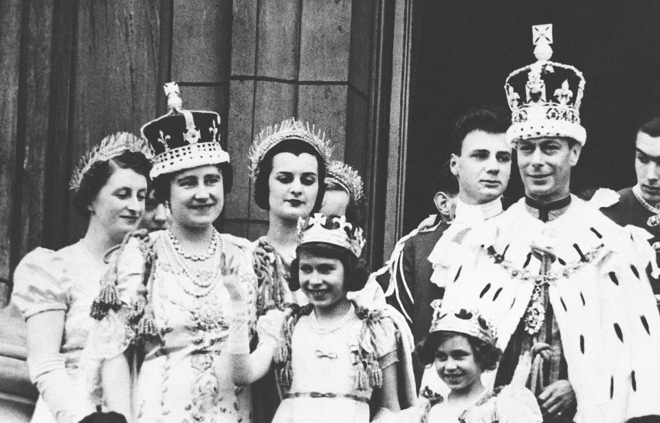 ARCHIVO - En esta foto de archivo del 12 de mayo de 1937, las princesas Isabel y Margarita de Gran Bretaña aparecen en el balcón del Palacio de Buckingham, el día de la coronación de su padre, el rey Jorge VI, en Londres. La reina Isabel, a la izquierda, falleció el 8 de septiembre de 2022, a los 96 años, informó el Palacio de Buckingham. (Foto AP, archivo)