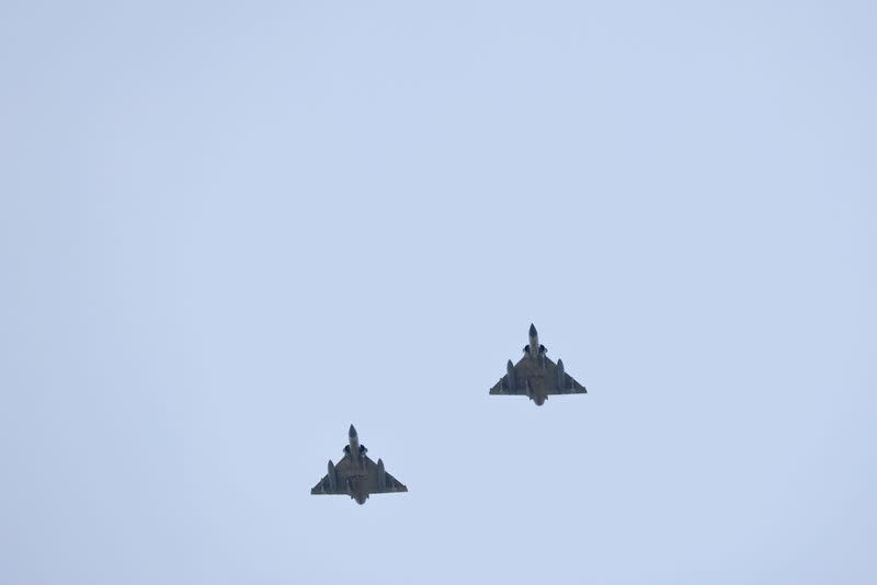 Aviones Mirage 2000-5 de la Fuerza Aérea de Taiwán vuelan sobre la base aérea de Hsinchu en Hsinchu, Taiwán