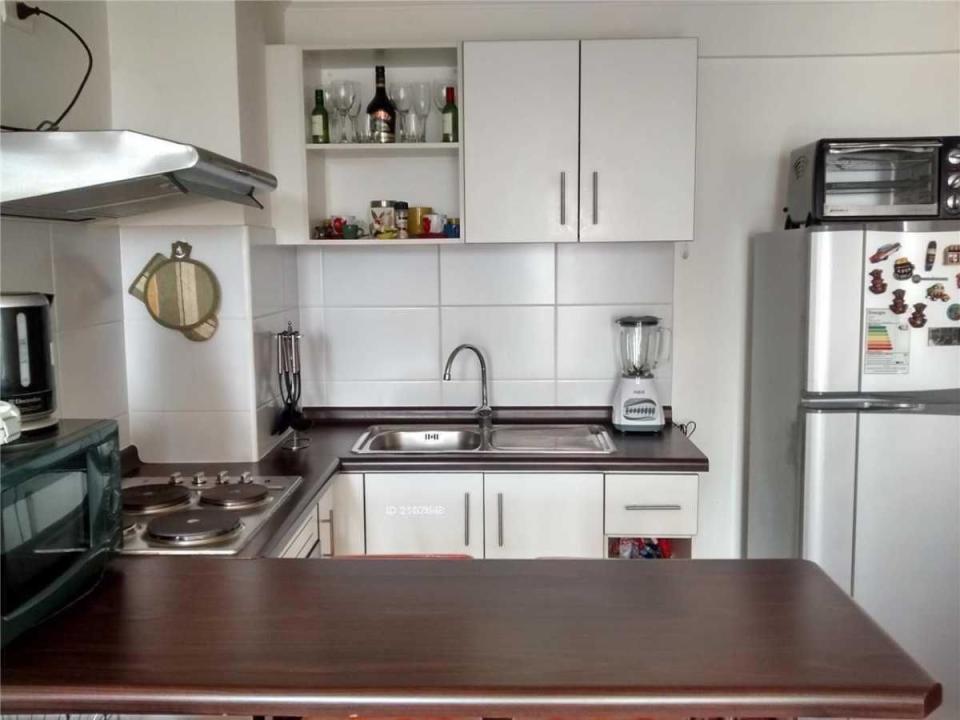 Esta propiedad de 44 metros cuadrados totales, que cuenta con dos habitaciones y un baño, está a la venta por unos 94.000 dólares. El apartamento ofrece cocina equipada y pisos de alfombrado y flotantes. 