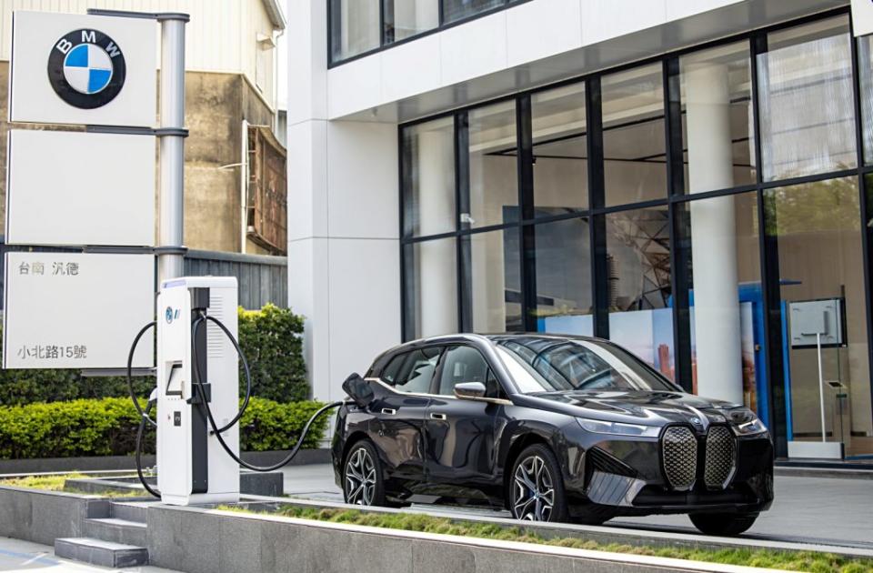 透過BMW i直流高速充電站，BMW iX xDrive50最快僅需6分鐘就能補充100km的續航里程。