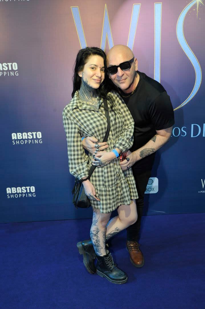 El periodista de espectáculos Alexis Puig fue a ver Wish con su esposa, Luciana Méndez. Los dos eligieron un look muy rockero para ver la película de Disney