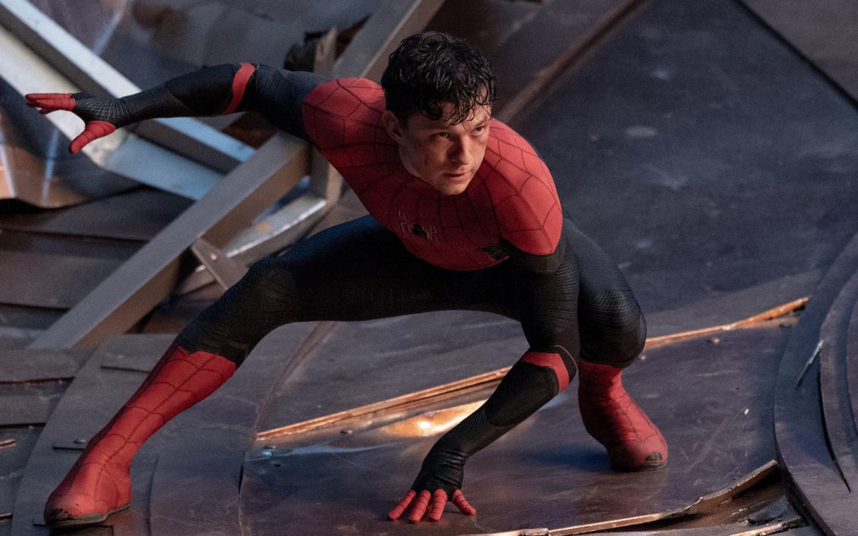 Wozu noch Maske tragen? Zu Beginn von "Spider-Man: No Way Home" weiß die ganze Welt, dass Peter Parker (Tom Holland) der Spinnenmann ist. (Bild: 2021 CTMG / MARVEL / Matt Kennedy / Sony Pictures)