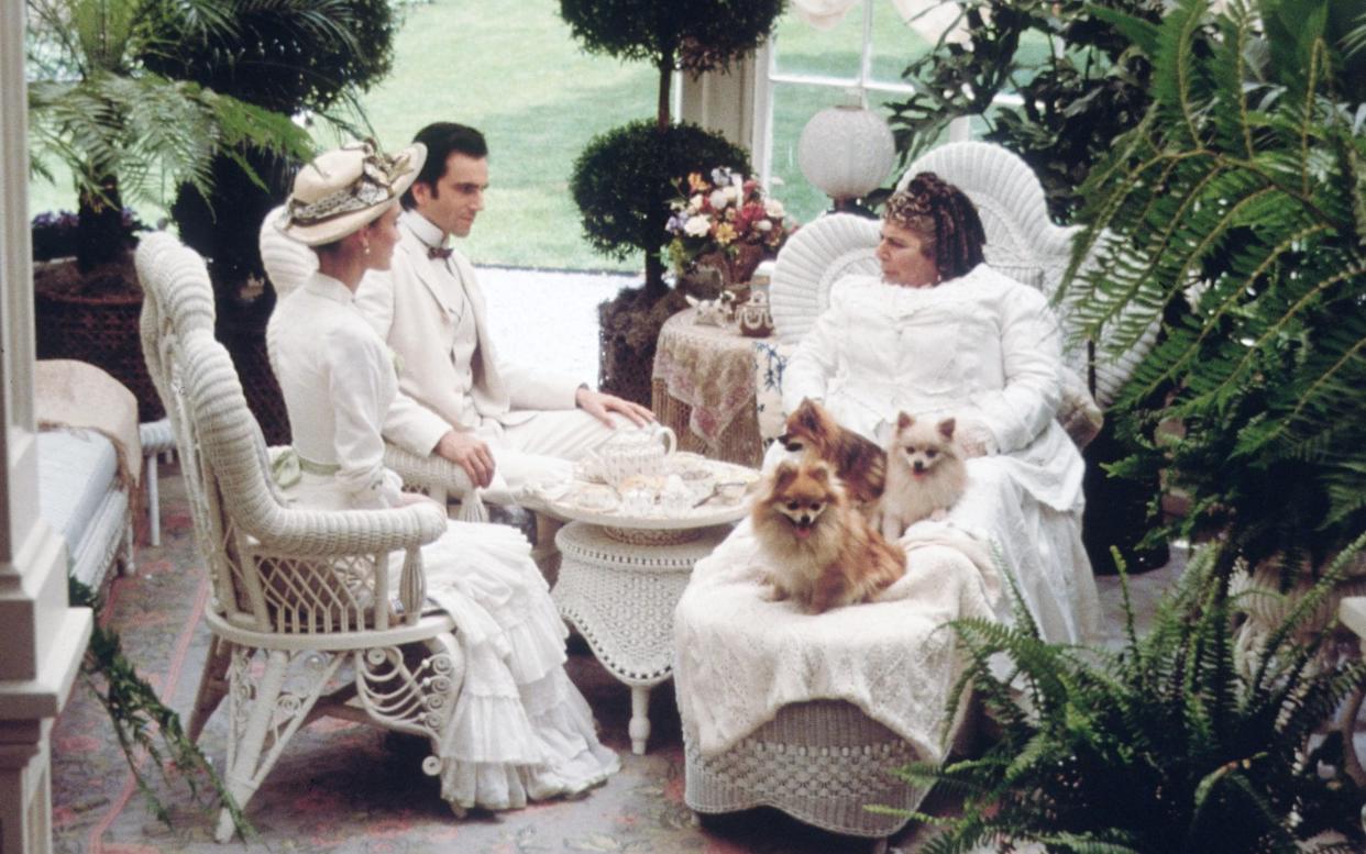 Miriam Margolyes (right) in The Age of Innocence (1993)