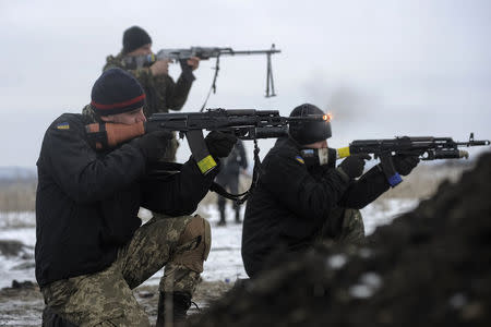 Ukrainian servicemen train with weapons at their position near Lysychansk, in Luhansk region January 29, 2015. REUTERS/Maksim Levin