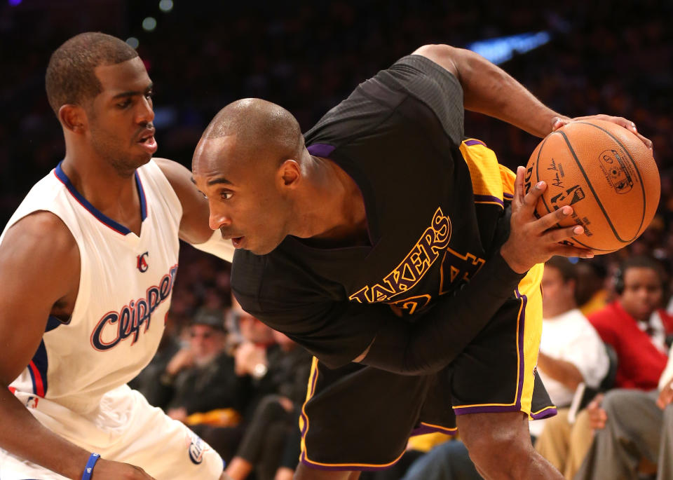 Kobe Bryant面對Chris Paul的防守。（Photo by Stephen Dunn/Getty Images）
