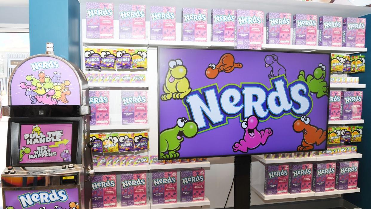 exclusive grand opening celebration of it'sugar at the grand bazaar shops in las vegas with nerds candy and melissa joan hart