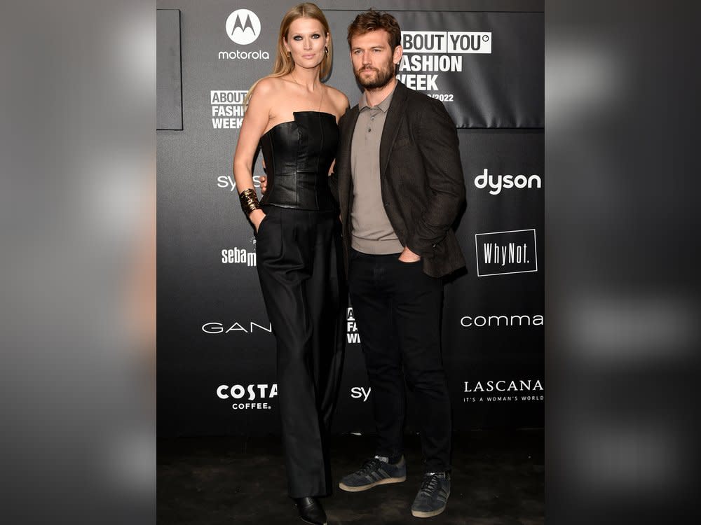 Toni Garrn und Alex Pettyfer strahlen in Mailand. (Bild: imago images/Independent Photo Agency Int./Alberto Terenghi)