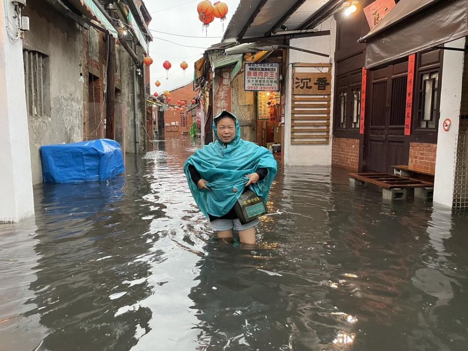 魏秀娟指出，經常下暴雨一至兩小時就水深至膝蓋，且鹿港位處低窪，水量無從消退。圖片來源：魏秀娟提供