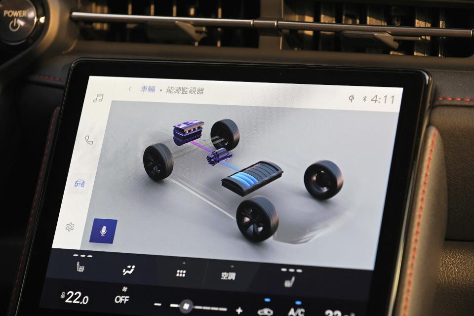 螢幕也內建有Hybrid系統的能源監視器，可清楚知道引擎與電池相互之間的作動情況。