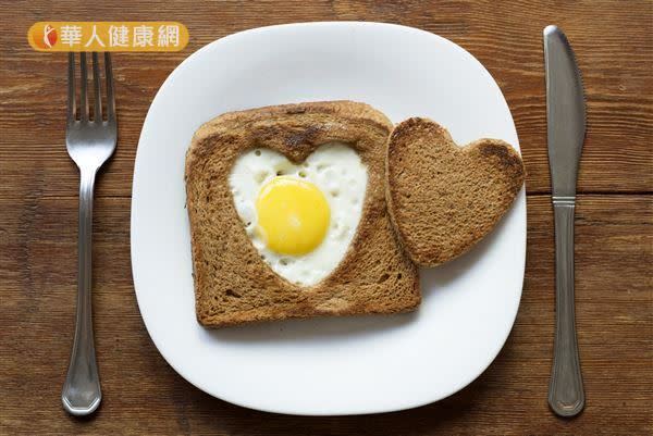 碳水化合物食物可以選擇吐司，蛋白質食物則可以選擇雞蛋。