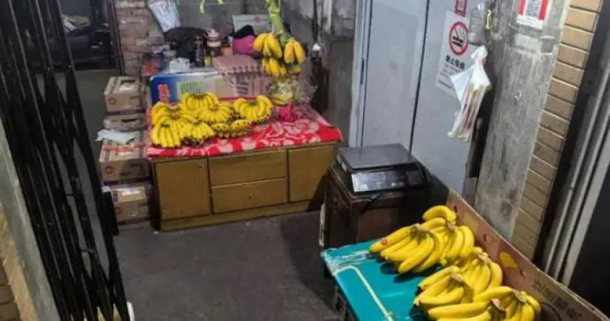 浙江有一間賣了20多年的水果店，店裡只賣香蕉。（圖／翻攝自微博）