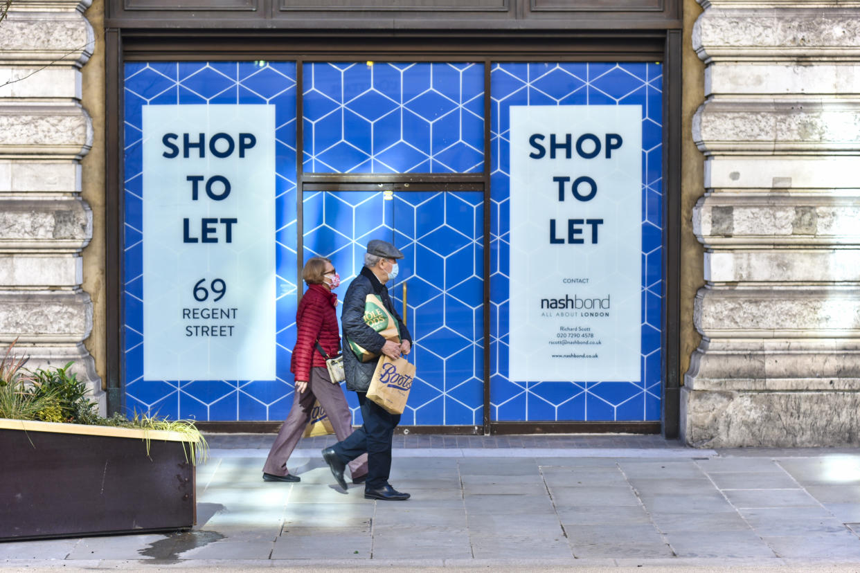 A couple walks past one of a shop in London which is currently unoccupied or closed during the third lockdown in due to the Coronavirus pandemic. (Photo by Dave Rushen / SOPA Images/Sipa USA)