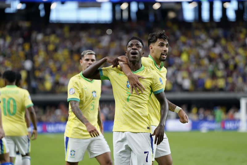 Vinicius Júnior festeja tras anotar uno de los dos goles que anotó ante Paraguay en la Copa América