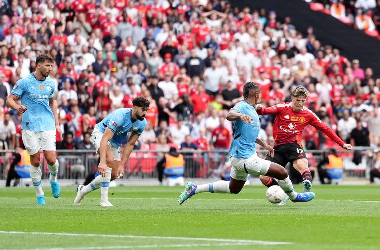 Alejandro Garnacho marcó un golazo en Wembley para Manchester United, pero la Community Shield se la llevó Manchester City en los penales.