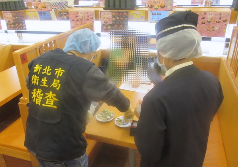 新北市衛生局食品藥物管理科長楊舒秦受訪表示，11日接獲台北萬芳醫院通報，有2名民眾9日到藏壽司新店威秀裕隆店用餐後出現腹痛、腹瀉症狀，衛生局也隨即派員到店稽查、抽驗。（圖／新北市衛生局提供）