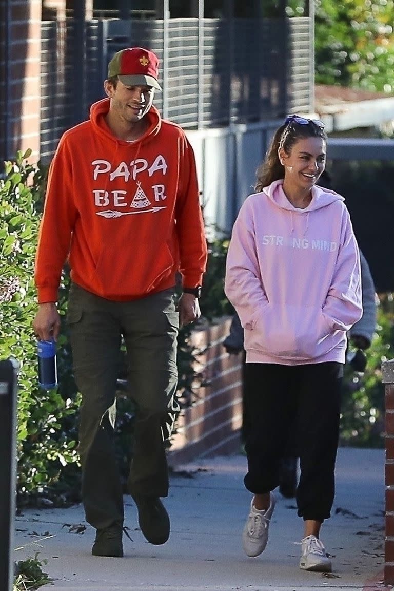 Ashton Kutcher y Mila Kunis paseando por las calles de Los Ángeles