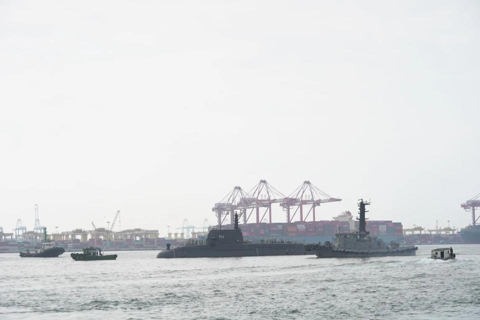 海鯤軍艦浮船前進。（圖/台船提供）