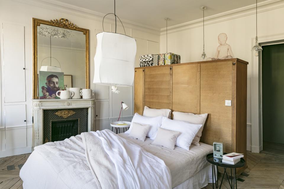 The headboard is the back of a 1950s vintage cabinet by Robert Guillerme and Jacques Chambron. The hanging light is by Mark Eden Schooley, while the papier-mâché vases are by Marie Michielssen.