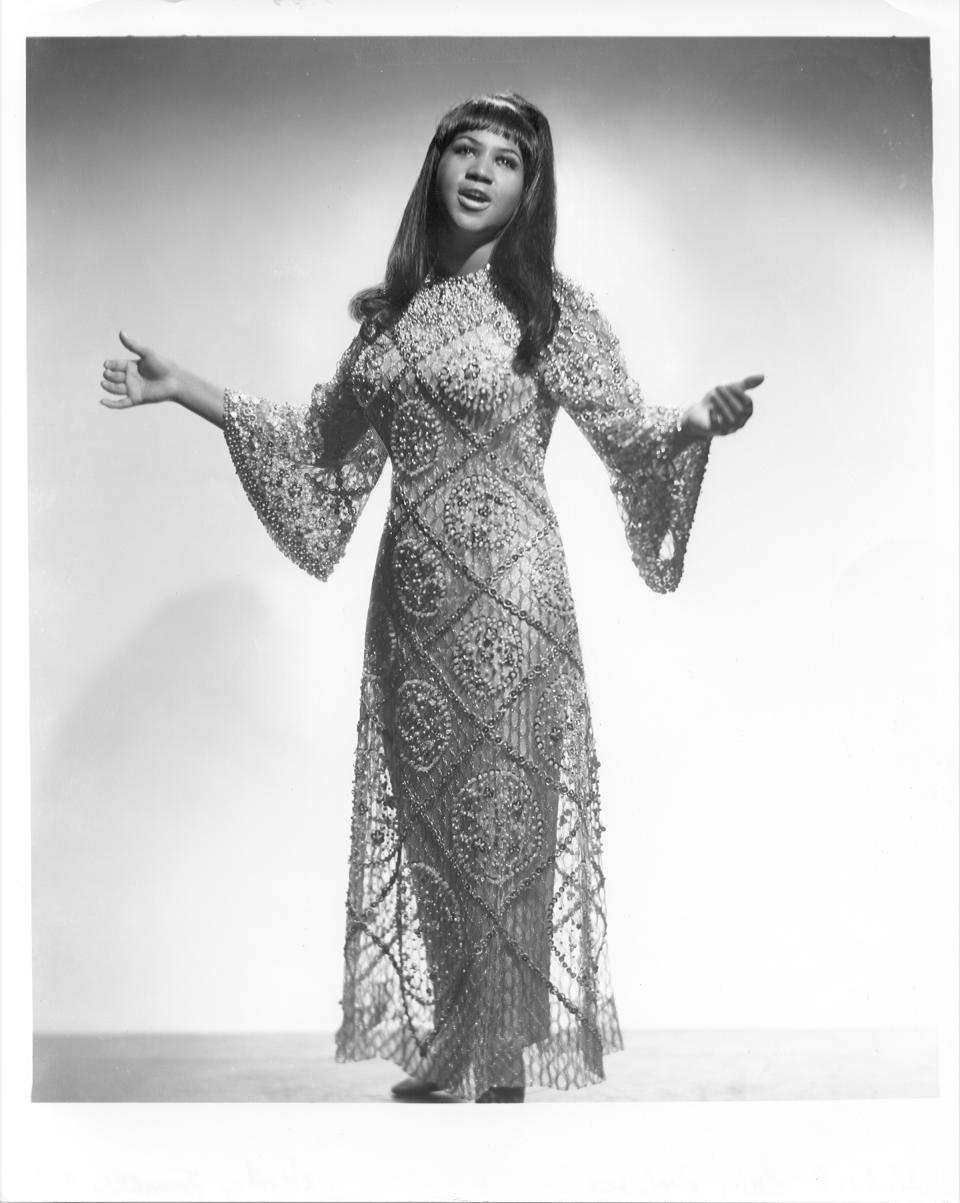 <p>Aretha Franklin posiert für ein Porträtfoto in einem kunstvoll bestickten Maxikleid mit offenen Haaren und Pony. (Foto von Michael Ochs Archives/Getty Images) </p>