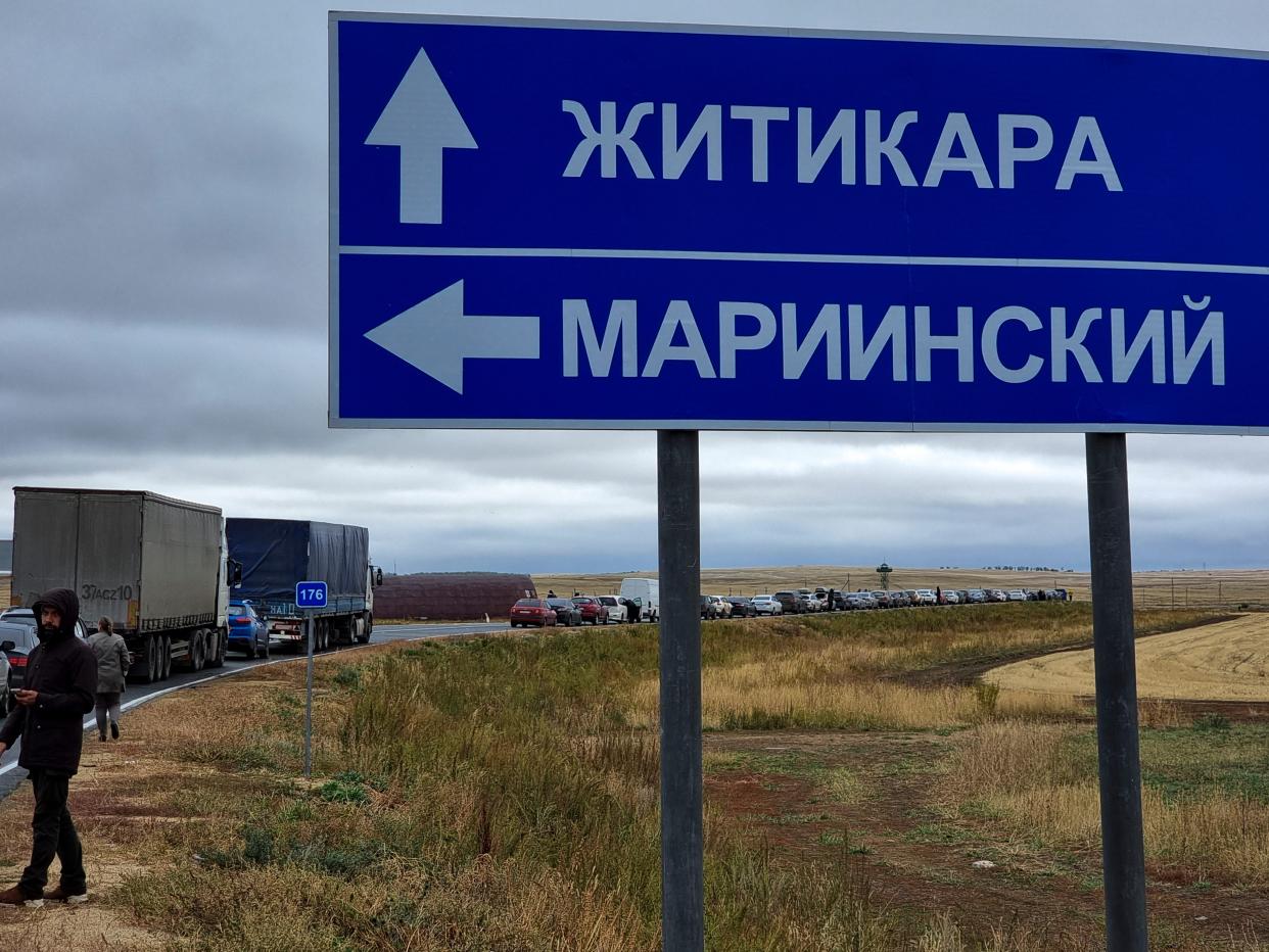 Cars lining up to cross the border from Russia into Kazakhstan in September 2022