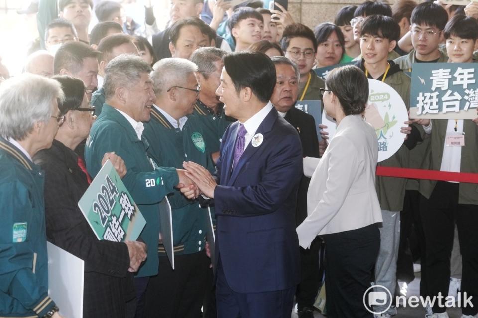  民進黨正、副總統參選人賴清德、蕭美琴前往中選會登記後，與支持者一起喊凍蒜。圖為賴清德向陳時中等人握手致意。 圖：張良一/攝 