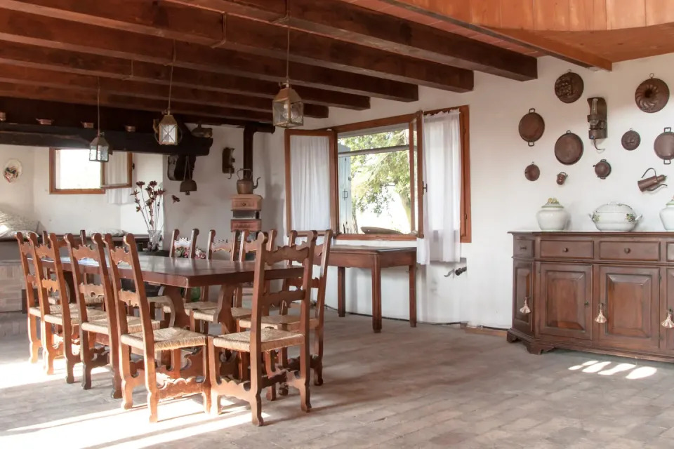 Ese estilo rústico también se aprecia en el resto de estancias de la casa, como el comedor. La vivienda cuenta igualmente con una gran cocina y varios cuartos de baño. (Foto: <a href="http://www.airbnb.es/rooms/12110686?_set_bev_on_new_domain=1598534244_ZDg5N2M3ZWE3YzY1&source_impression_id=p3_1598534243_2QH3Zgm9E6HE3c5k" rel="nofollow noopener" target="_blank" data-ylk="slk:Airbnb;elm:context_link;itc:0;sec:content-canvas" class="link ">Airbnb</a>).