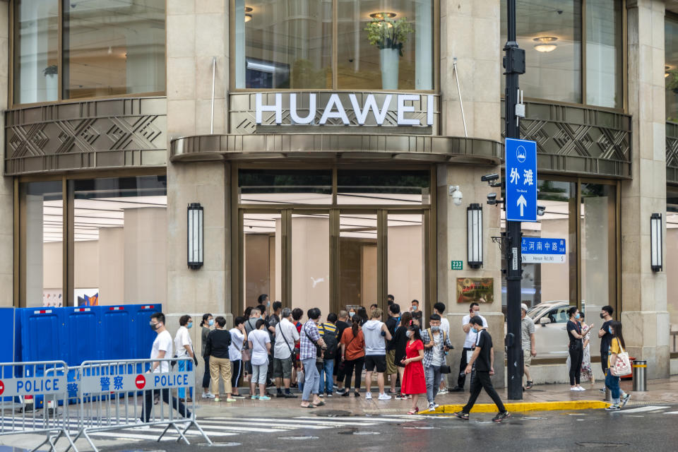 SHANGHAI, CHINA - JUNE 29, 2020 - A large number of customers gathered at the gate of Huawei's largest flagship store in the world, Shanghai, China, June 29, 2020.- PHOTOGRAPH BY Costfoto / Barcroft Studios / Future Publishing (Photo credit should read Costfoto/Barcroft Media via Getty Images)