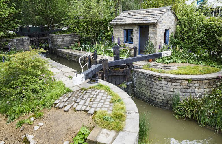 <p>Show Gardens are built from scratch in 19 days and dismantled in five days. Over 2,000 tonnes of earth is moved in preparation for the show. Amongst the Show Gardens in 2019, the deepest excavation was the <a href="https://www.housebeautiful.com/uk/garden/a27519892/chelsea-flower-show-welcome-to-yorkshire-garden-mark-gregory/" rel="nofollow noopener" target="_blank" data-ylk="slk:Welcome to Yorkshire Garden;elm:context_link;itc:0;sec:content-canvas" class="link ">Welcome to Yorkshire Garden</a> at 1.7m, and the tallest structure was a tree in the Resilience Garden by Sarah Eberle which stood at 11m.</p>