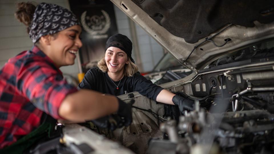 Kiana Yarahmadi und Nilufar Farahmand (Bild: dpa)