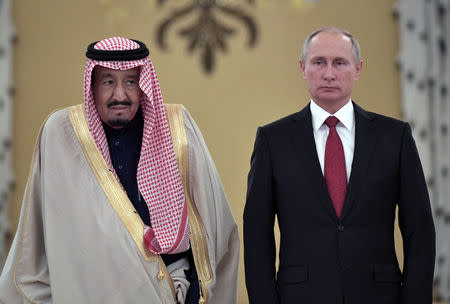 Russian President Vladimir Putin (R) and Saudi Arabia's King Salman attend a welcoming ceremony ahead of their talks in the Kremlin in Moscow, Russia October 5, 2017. Sputnik/Alexei Nikolsky/Kremlin via REUTERS