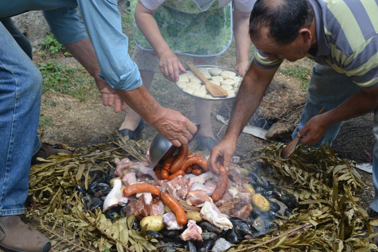 cuanto with meat, seafood, and potatoes