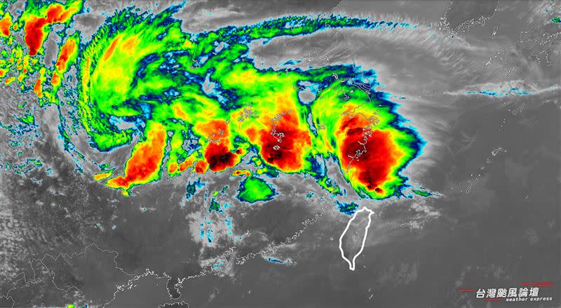 鋒面軸帶上發展出相當旺盛的雷雨胞。（圖／翻攝自台灣颱風論壇｜天氣特急）
