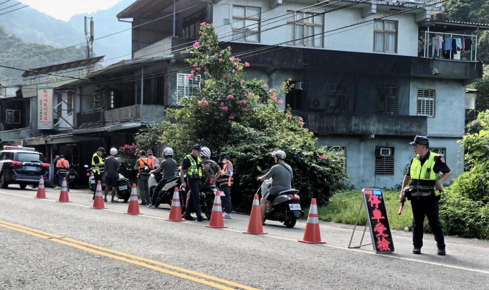 新店警方加強查緝北宜公路違規車輛。（圖／翻攝畫面）