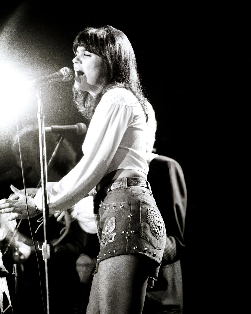 Linda Ronstadt en el Freeborn Hall en California, 1974. (Photo by Larry Hulst/Michael Ochs Archives/Getty Images)