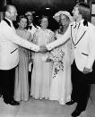 Michael Ford y Gayle Brumbaugh Un mes antes de convertirse en presidente, el hijo del en ese momento vicepresidente Gerald Ford contrajo matrimonio con Gayle Brumbaugh en una ceremonia a las afueras de Baltimore el 5 de julio de 1974- Junto a los novios, en la imagen Gerald Ford, su esposa y los padres de la novia, el señor y la señora de Edward Brumbaugh. (Foto: AP / William A. Smith) (Texto: I. Moretón)