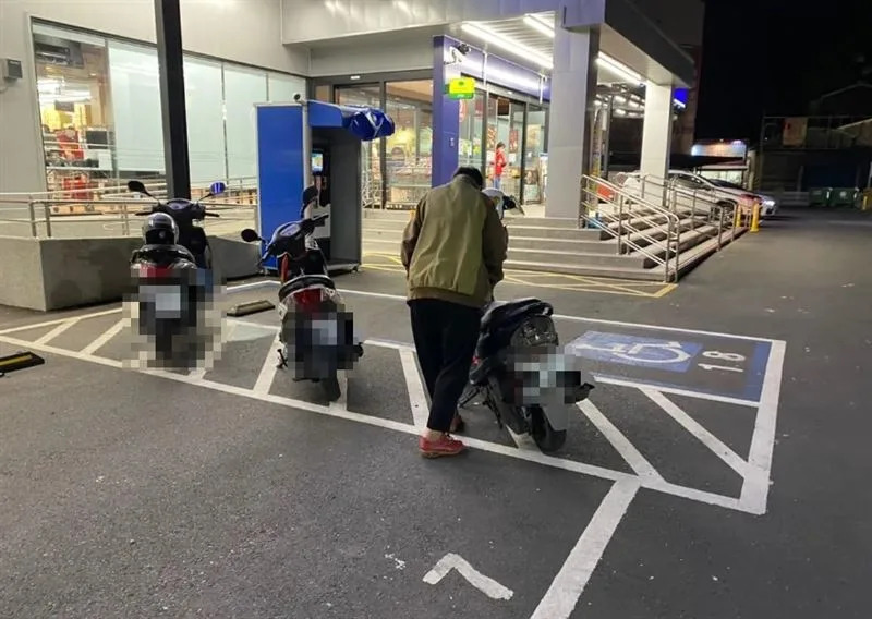 網友發文提醒「這真的不是機車停車格」。（圖／翻攝自路上觀察學院臉書社團）