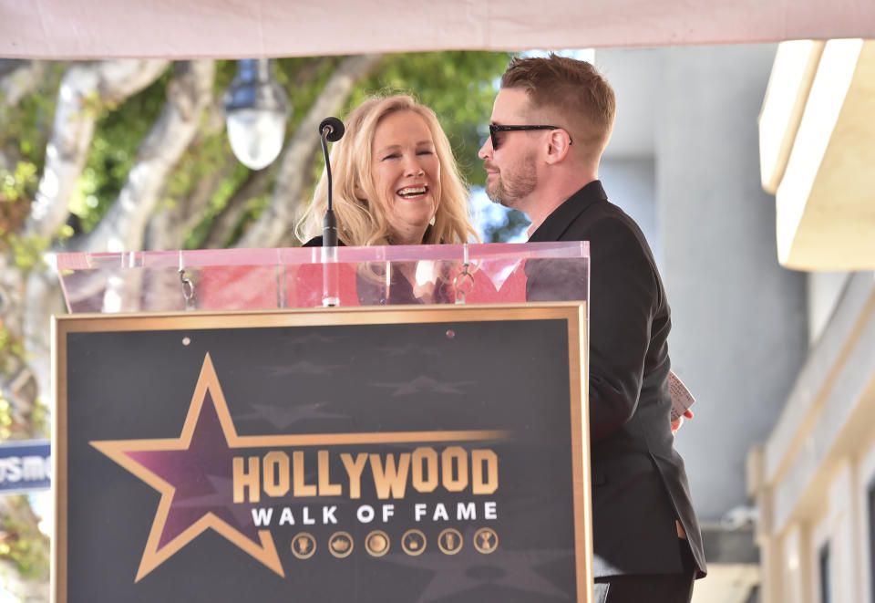 Catherine O'Hara y Macaulay Culkin en la ceremonia en honor a Macaulay Culkin con una estrella en el Paseo de la Fama de Hollywood el viernes 1 de diciembre de 2023 en Los Ángeles. (Photo by Jordan Strauss/Invision/AP)