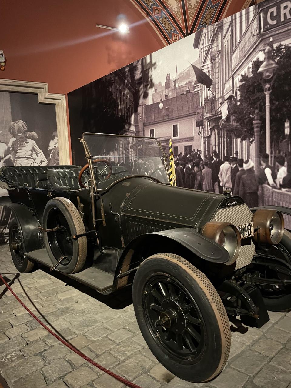 An old convertible-type car