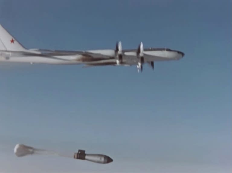 Un avión suelta la Bomba del Zar