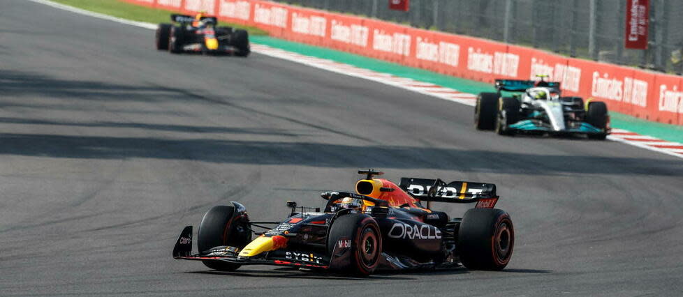 Max Verstappen (Red Bull) devance Lewis Hamilton (Mercedes AMG) et le local de l'étape Sergio Pérez (Red Bull).  - Credit:XAVI BONILLA / DPPI / DPPI via AFP