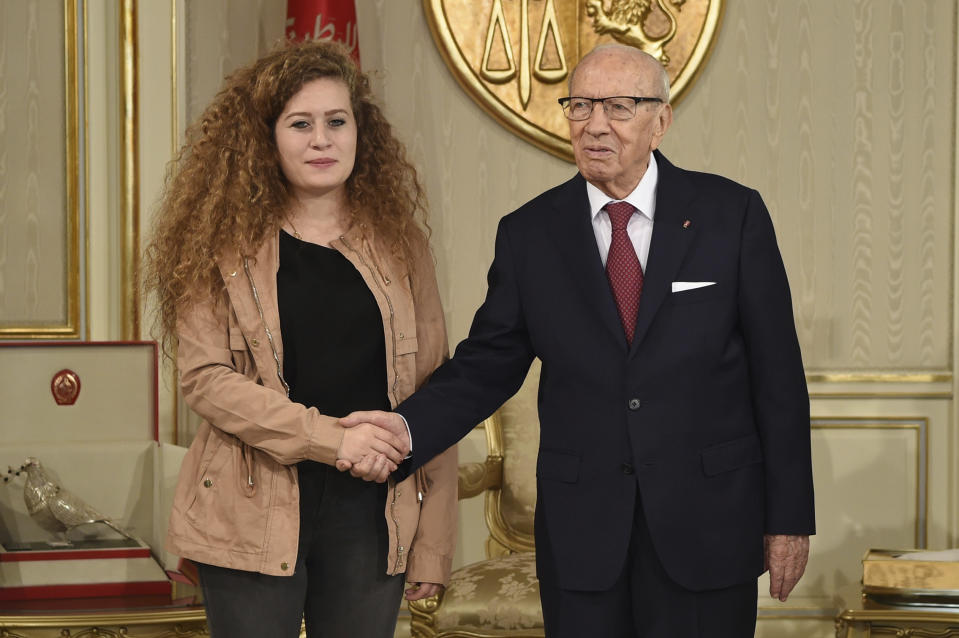 La joven palestina Ahed Tamimi es recibida por el presidente de Túnez Beji Caid Essebsi en la capital tunecina el 2 de octubre del 2018. (AP Photo/Hassene Dridi, File)