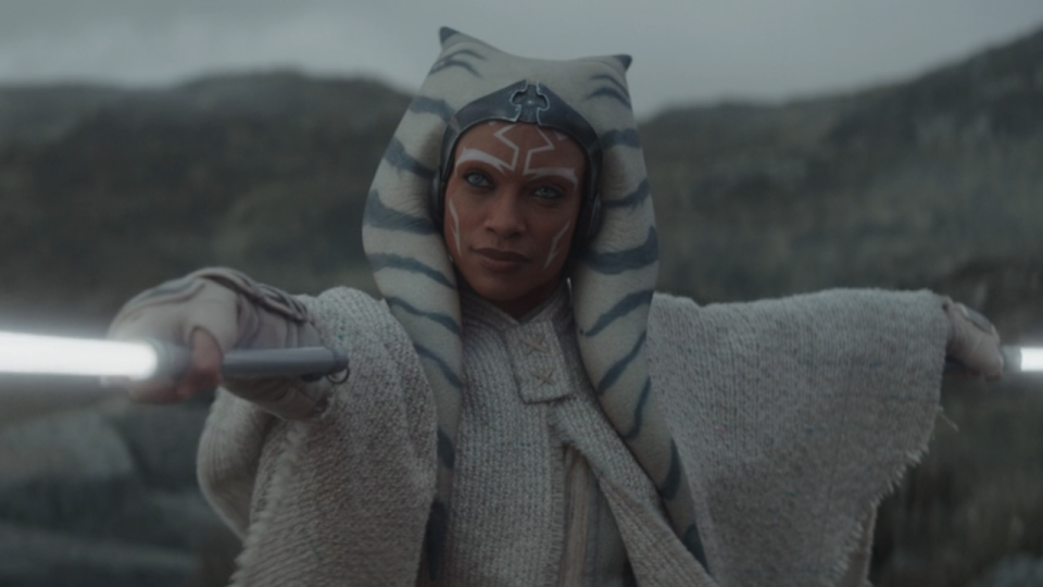 Rosario Dawson as Ahsoka wielding lightsabers in Episode 7