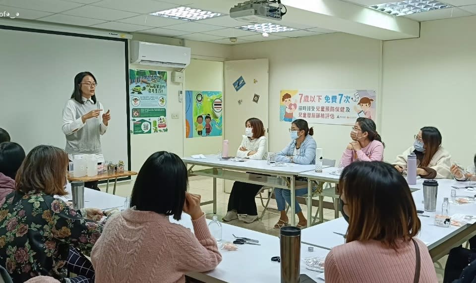 《圖說》沈庭秀講師講解「浮游花」起源，並帶領新住民製作代表幸福圓滿的浮游花瓶。（圖／移民署新竹市服務站提供）