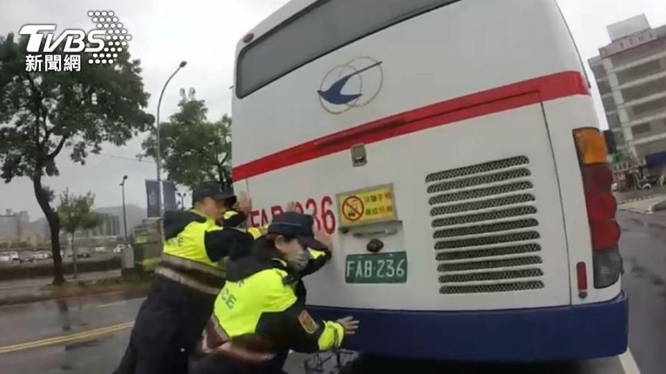 員警協助推公車。（圖／TVBS）
