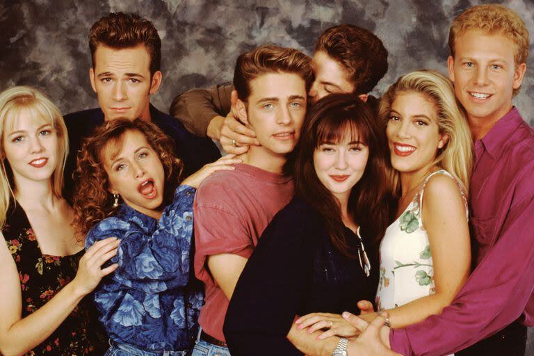 El elenco completo de Beverly Hills, 90210: Jennie Garth, Luke Perry, Gabrielle Carteris, Jason Presley, Shannen Doherty, Brian Austin Green, Tory Spelling y Ian Ziering