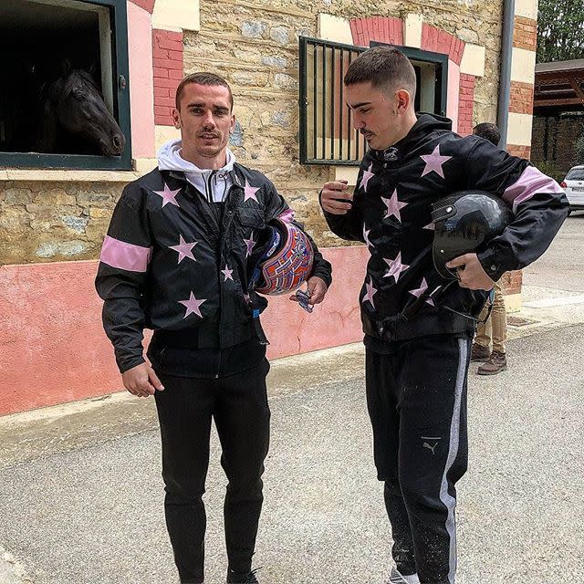 Antoine Griezmann junto a su hermano, con quien comparte el amor por los equinos. <a href="https://www.instagram.com/antogriezmann/?hl=en" rel="nofollow noopener" target="_blank" data-ylk="slk:Foto:Antoine Griezmann/Instagram;elm:context_link;itc:0;sec:content-canvas" class="link ">Foto:Antoine Griezmann/Instagram</a>